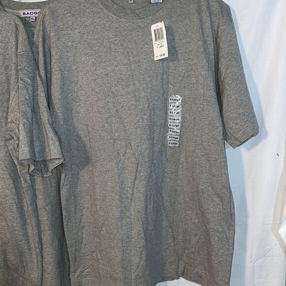 Four gray badge T-shirts - Picture 2 of 5